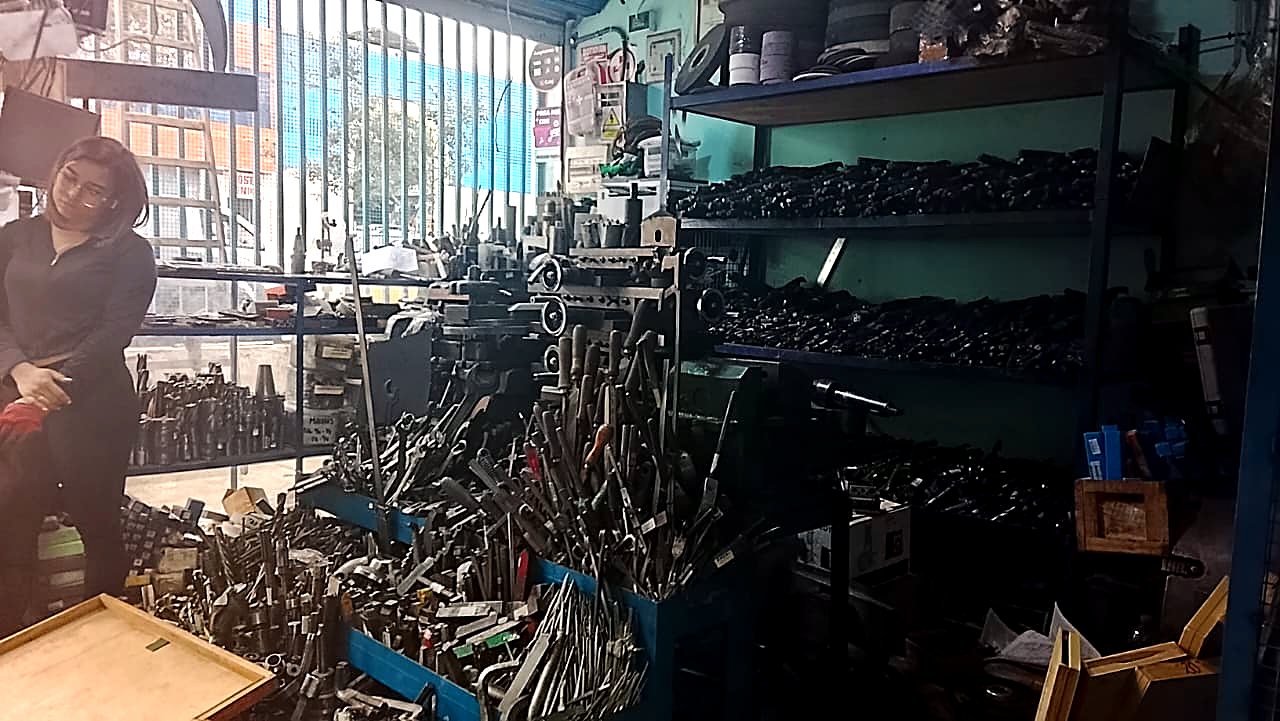 Tienda NEGIMPORT con stock técnico industrial en Lima
